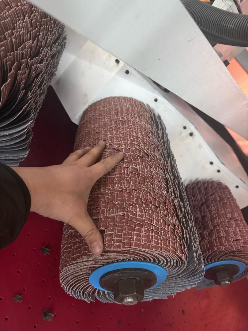 Brosse à lamelles abrasives pour chanfreinage